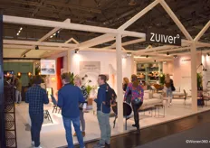 Een blik in de stand van Zuiver, dat frisse, modieuze en eigentijdse meubels maar ook verlichting en accessoires verkoopt in meer dan 80 landen op drie verschillende continenten.